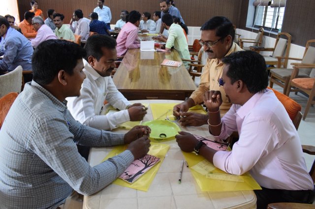 Teachers discussing about the light bulb circuit experiment